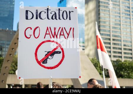 Un segno che fa riferimento al presidente bielorusso Alexander Lukashenko durante una protesta a Toronto a seguito delle elezioni fraudolente. Foto Stock