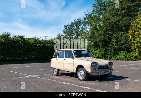 Auto d'epoca Citroen Ami Super 1974 parcheggiata in un parcheggio, East Lothian, Scozia, Regno Unito Foto Stock