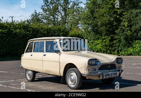 Auto d'epoca Citroen Ami Super 1974 parcheggiata in un parcheggio, East Lothian, Scozia, Regno Unito Foto Stock