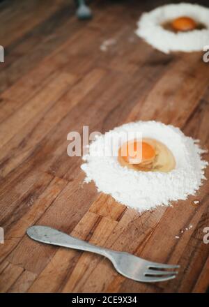 Uova cracked in farina Foto Stock