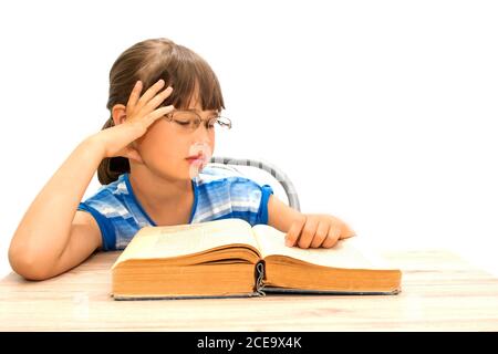 Carino adolescente con libri su sfondo bianco Foto Stock