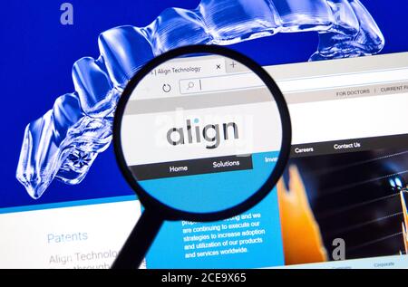 Montreal, Canada - 28 agosto 2020: Sito ufficiale di Align Technology Onder lente d'ingrandimento. Align Technology è un produttore di scanner digitali 3D A. Foto Stock