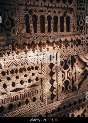 Muro di legno d'epoca con intaglio Foto Stock