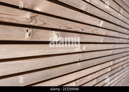 Primo piano della struttura di sfondo dei pannelli in legno. Moderno isolamento termico ecologico facciata in legno Foto Stock