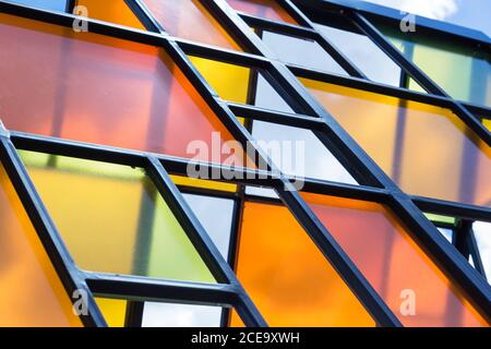 Le pareti sono realizzate con pannelli multicolore, sfondo moderno. Foto Stock