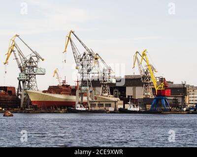 Grande nave in riparazione su banchina galleggiante asciutto in cantiere Foto Stock