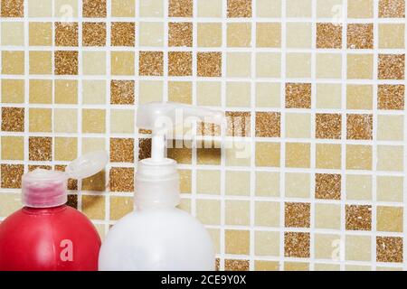 Gruppo di bottiglie di shampoo in bagno. Foto Stock