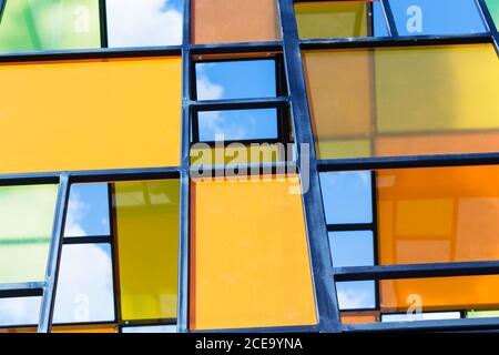 Le pareti sono realizzate con pannelli multicolore, sfondo moderno. Foto Stock
