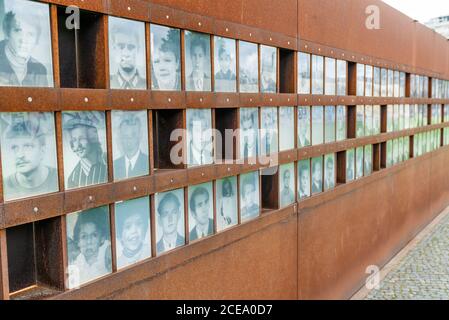 Berlino, Germania - 27 agosto 2020: Vista del Muro di Berlino Memorial con la targa dei caduti Foto Stock