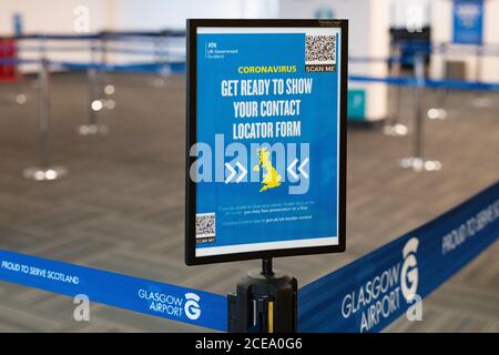 Cartello di controllo di frontiera con il Coronavirus all'aeroporto di Glasgow, Scozia, Regno Unito, che ricorda alle persone che entrano nel Regno Unito di "prepararsi a mostrare il modulo di ricerca dei contatti" Foto Stock