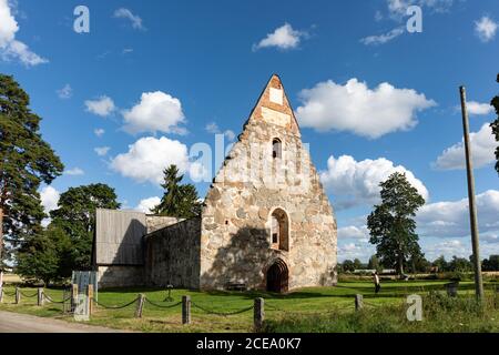 Rovine della chiesa medievale in pietra Pyhän Mikaelin kirkko, chiesa di San Michele, o Pälkäneen rauniokirkko a Pälkäne, Finlandia Foto Stock