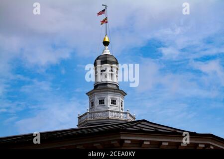 Vista a occhio di bug della casa di Stato del Maryland (state Capitol) di Annapolis. Immagine che mostra l'iconica torre con bandiere del Maryland e degli Stati Uniti. L'edificio ha Foto Stock