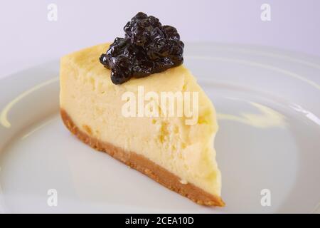 La torta di Cheesecake al mirtillo su piastra bianca. Profondità dof. Foto Stock