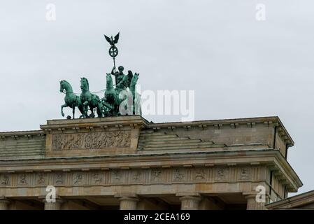 Berlino, Germania - 26 agosto 2020: Primo piano della quadriga sulla porta di Brandeburgo a Berlino Foto Stock