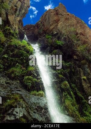 Cascata situata nel massiccio del Fuentes Carrionas, ai piedi dei Monti Cantabri, in Spagna Foto Stock