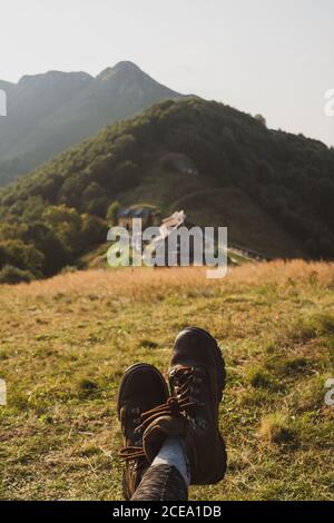 Gambe di anonimo viaggiatore femminile sullo sfondo di pendio erboso collina in giornata di sole in Bulgaria, Balcani Foto Stock