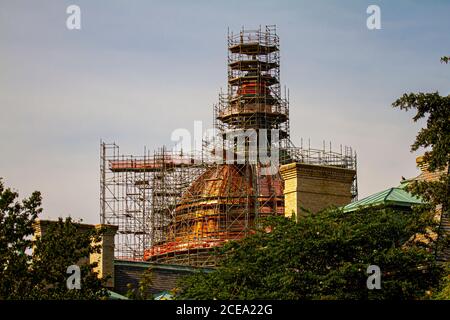 La cupola della cappella dell'Accademia Navale degli Stati Uniti è in fase di sostituzione a causa di danni ingenti. La nuova cupola in rame lucido non ha la patina verde che non sarà Foto Stock