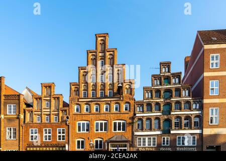 Lunenburg, LS, Germania - 8 agosto 2020: Imponenti edifici storici in mattoni rossi nel centro di Lunenburg Foto Stock