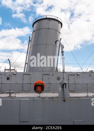 Belfast, Irlanda del Nord, Regno Unito, 31 agosto 2020: HMS Caroline un incrociatore restaurato della prima guerra mondiale in mostra ad Alexandra Dock può essere portato a Portsmouth per la sua protezione. Il futuro dell'attrazione è in dubbio perché è chiusa al pubblico a causa della pandemia di Coronavirus e la manutenzione necessaria è in ritardo. Si ritiene che, se la nave rimane chiusa, il Museo Nazionale della Royal Navy potrebbe decidere di essere portato a Portsmouth. La HMS Caroline fu commissionata nel 1914 e vide l'azione nella prima guerra mondiale. Fu smantellata nel 2011. Foto Stock