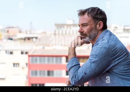 Maschio adulto bearded con rughe sorridenti Foto Stock