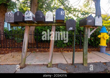 Chesapeake City, MD, USA 08/26/2020: Un'immagine ravvicinata di un gruppo di caselle postali in metallo galvanizzato vintage su pali di legno. Tutti hanno il hous Foto Stock