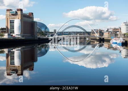 I ponti di Tyne e la galleria d'arte baltica si riflettono nel fiume Gateshead e Newcastle, nel nord-est dell'Inghilterra, Regno Unito Foto Stock