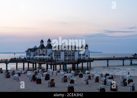 Sellin, M-V / Germania - 14 agosto 2020: Vista del molo di Sellin sull'isola di Ruegen sul Mar Baltico Foto Stock