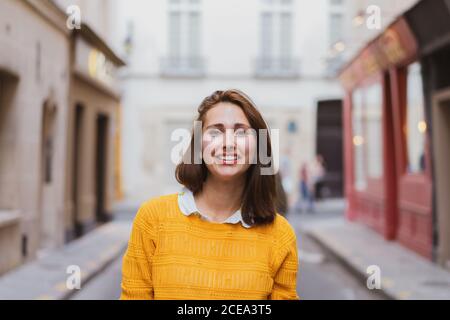 Donna graziosa che guarda la macchina fotografica Foto Stock
