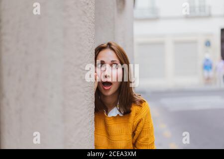 Donna graziosa che guarda la macchina fotografica Foto Stock