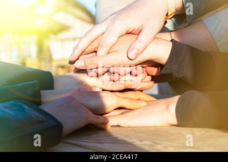 molta gente nel giorno. Foto Stock