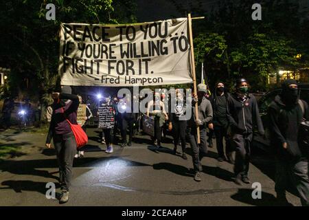 Portland, Stati Uniti. 30 agosto 2020. I marchers seguono un cartello che indica il Lurelhurst Park per il quartiere est di Portland. Le manifestazioni proseguono al Portland, Oregon East Precinct, il 30 agosto 2020, per la 95esima giornata consecutiva, per protestare contro la brutalità della polizia e le ingiustizie razziali. Una folla più piccola del solito ha cantato e dimostrato al Precinct Est, e la polizia ha fatto molti arresti dopo che alcune uova e bottiglie d'acqua sono state gettate. (Foto di John Rudoff/Sipa USA) Credit: Sipa USA/Alamy Live News Foto Stock