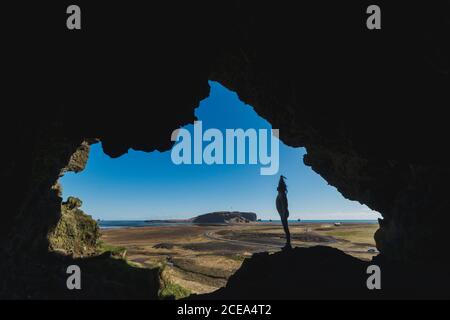 Side view of silhouette photograph taking picture on beautiful icelandic landscape background Foto Stock