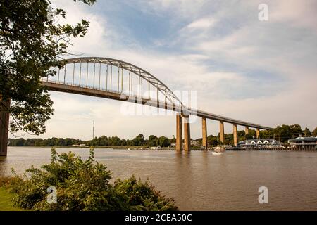 Vista grandangolare del canale Chesapeake e Delaware (canale C e D) nella sezione Back Creek a Chesapeake City, MD. Un vecchio ponte ad arco in metallo è o Foto Stock