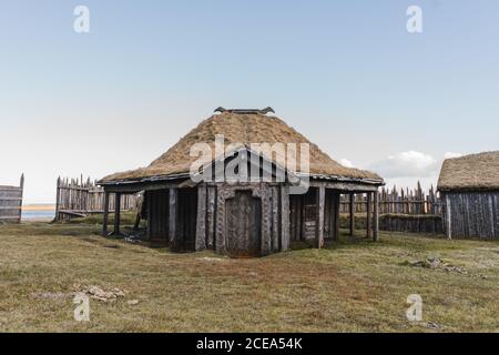 Antica casa islandese in legno triangolare con tetto di paglia Foto Stock