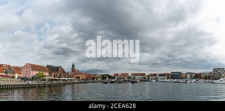 Waren, M-V / Germania - 22 agosto 2020: Il porto e la città vecchia di Waren sul lago Mueritz in Germania Foto Stock