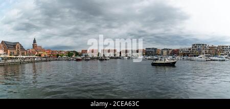 Waren, M-V / Germania - 22 agosto 2020: Il porto e la città vecchia di Waren sul lago Mueritz in Germania Foto Stock