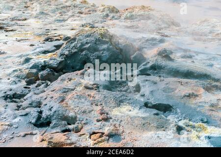 Piscine di zolfo fumanti in un paesaggio islandese incontaminato Foto Stock