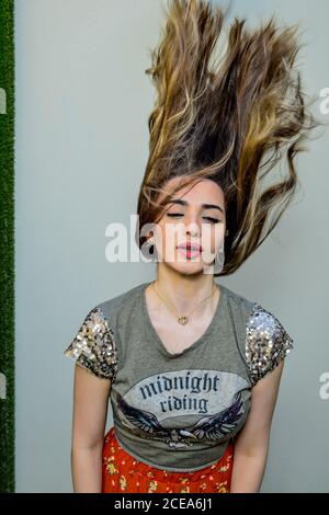 Modello arabo femminile dopo trucco e capelli stile su bianco sfondo Foto Stock