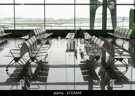 Grande sala d'attesa vuota in aeroporto con vista su aerei da finestre a Porto, Portogallo Foto Stock