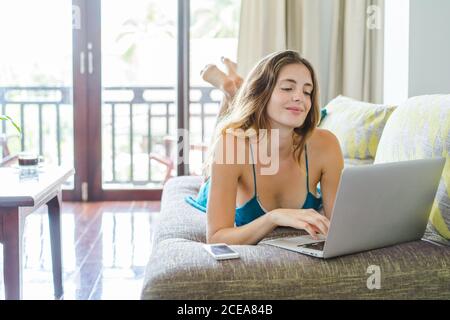 Donna sdraiata sul lettino Foto Stock