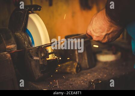 Crop smith con mola per affilare la lama in metallo in modo professionale officina Foto Stock