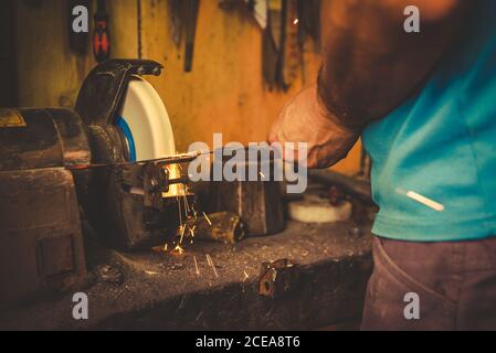 Crop smith con mola per affilare la lama in metallo in modo professionale officina Foto Stock