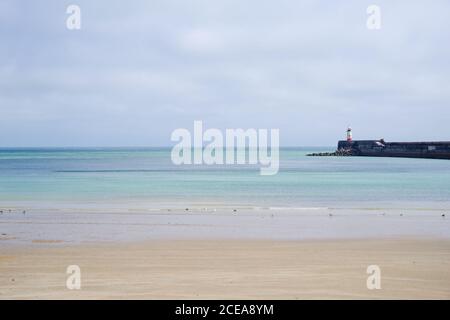 Newhaven West Beach e Harbour Arm - East Sussex, Inghilterra Foto Stock