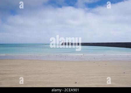 Newhaven West Beach e Harbour Arm - East Sussex, Inghilterra Foto Stock