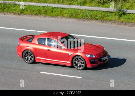 2009 Red Mazda RX8 R3; veicoli in movimento per il traffico veicolare, automobili che guidano veicoli su strade del Regno Unito, motori, motori sulla rete autostradale M6. Foto Stock