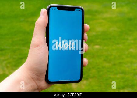 Tallinn / Estonia - 08/30/2020: Black Apple iPhone con applicazioni internazionali di servizi Wolt sullo schermo. Foto Stock