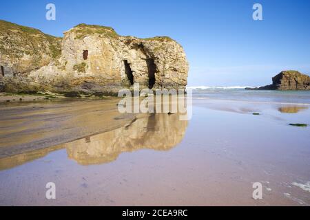 Spettacolare Perrantport Arch Rock - un buco nella scogliera causato dall'erosione (Cornovaglia, Regno Unito) Foto Stock