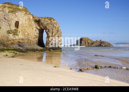 Spettacolare Perrantport Arch Rock - un buco nella scogliera causato dall'erosione (Cornovaglia, Regno Unito) Foto Stock