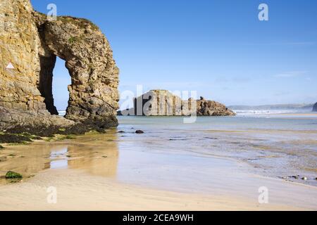 Spettacolare Perrantport Arch Rock - un buco nella scogliera causato dall'erosione (Cornovaglia, Regno Unito) Foto Stock