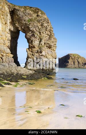 Spettacolare Perrantport Arch Rock - un buco nella scogliera causato dall'erosione (Cornovaglia, Regno Unito) Foto Stock